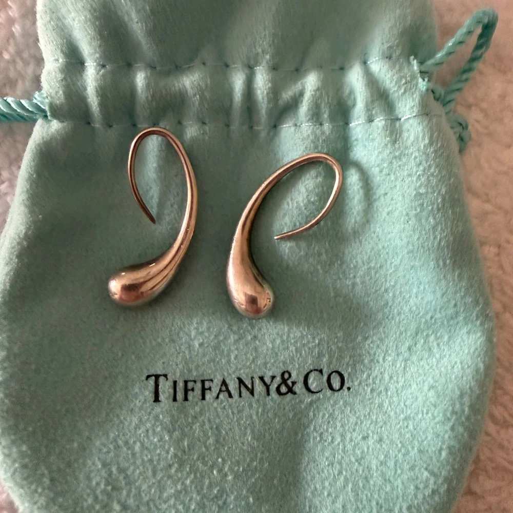 Tiffany & Co. Elegant Silver Drop Earrings - Picture 2 of 2